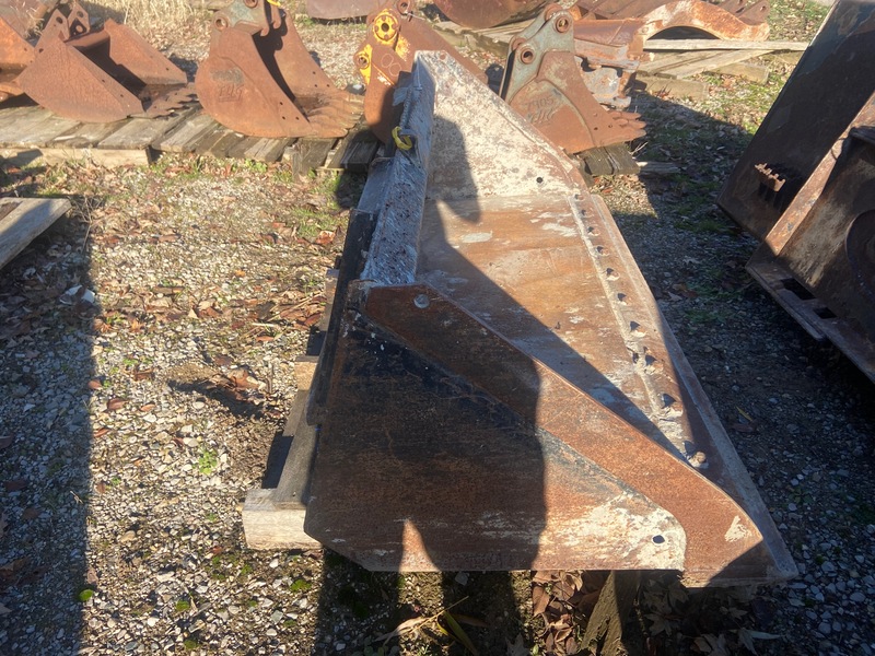 Attachments  Bucket - 5.5FT Photo